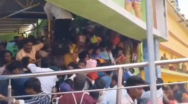 贝格富配资 印度安得拉邦一寺庙发生踩踏事故 已致9人死亡